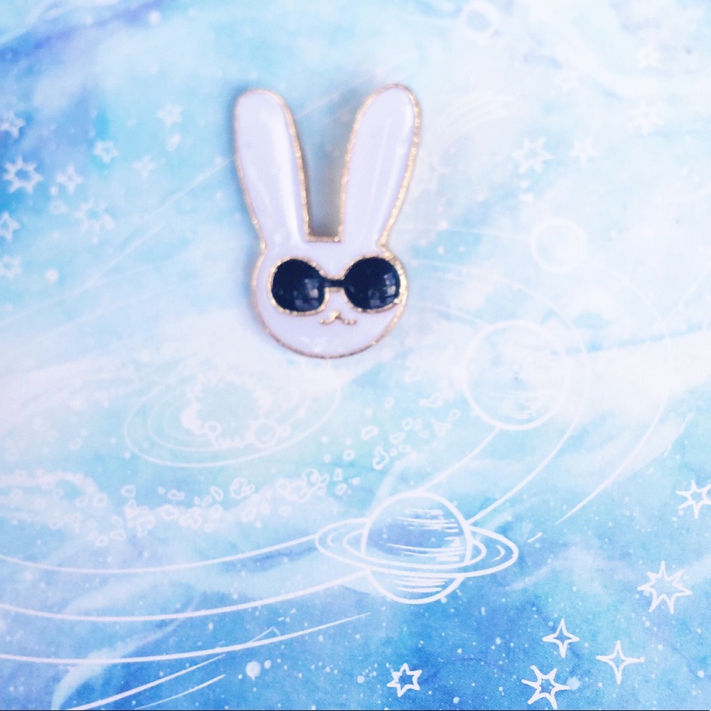 ✨ Cool Rabbit Pin ✨ - Picture 3 of 5